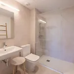 Ar3 Stylish New In With Pool, Gym And Garage Apartment *