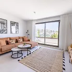 Apartment Ar3 Stylish New In With Pool, Gym And Garage *